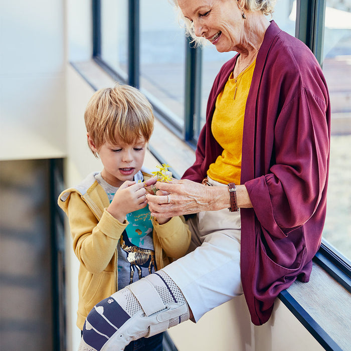 Bauerfeind GenuTrain S Pro Knee Brace – Hinged Stabilization for Arthritis and Meniscus Support