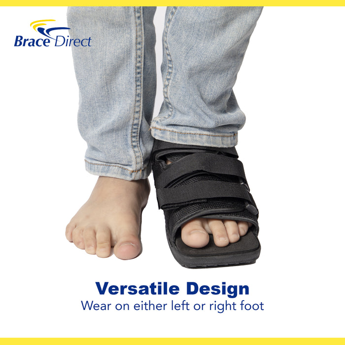Infographic highlighting the versatile design of the Pediatric Children's Post-Op Shoe, can be worn on the right/left foot.